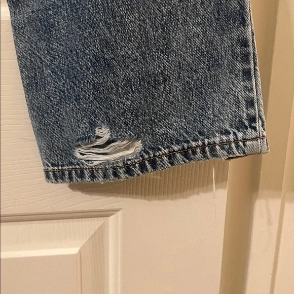 NWOT Junior’s Cropped Straight Leg Distressed Light Wash Jeans Size 5/26 - Picture 7 of 11